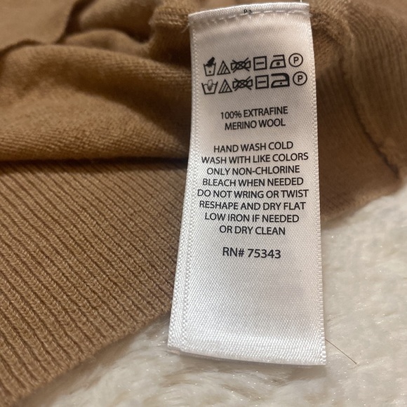 XS| NWT- extra fine Merino wool tan/ beige turtleneck - Picture 9 of 9